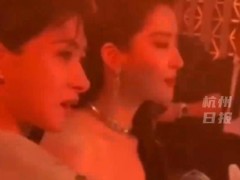 原来刘亦菲吃饭也是手机先吃 紧身长裙亮相白玉兰提名晚宴！（图）
