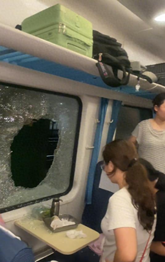 列车停运闷热难耐 乘客砸窗该不该