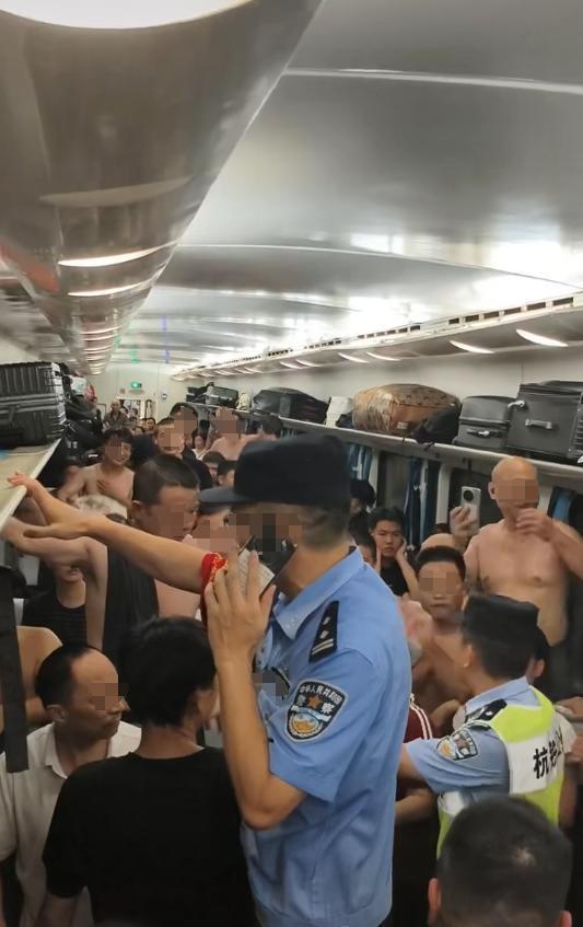 列车停运闷热难耐 乘客砸窗该不该 35℃车厢引争议