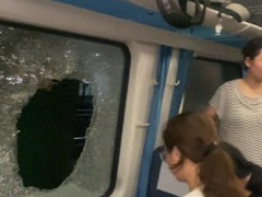 终于了解列车停运闷热难耐 乘客砸窗该不该 35℃车厢引争议