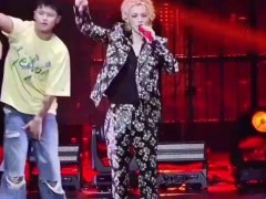 鹿晗安慰粉丝别哭 反倒让粉丝们“越哄越哭得厉害”！