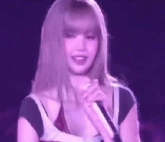 Lisa演唱会丢掉粉丝送的LABUBU