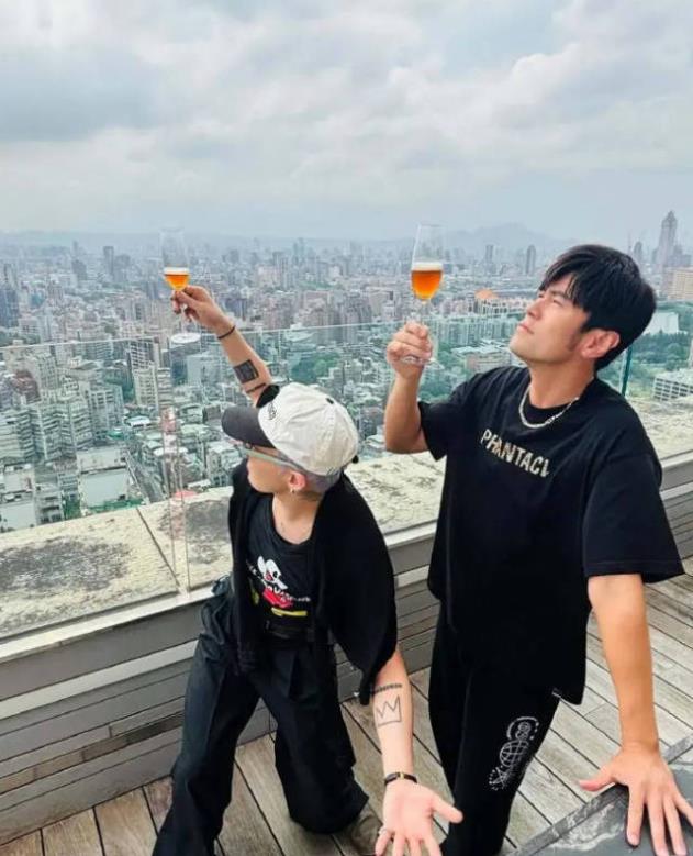 周杰伦晒与权志龙喝酒合照 