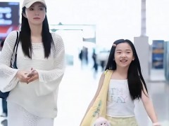 董璇官宣再婚后首现身 小酒窝也热情配合，让大家给她拍漂亮点！