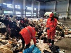 终于了解人民日报评环卫工翻8吨垃圾找手表 辛勤付出值得尊重