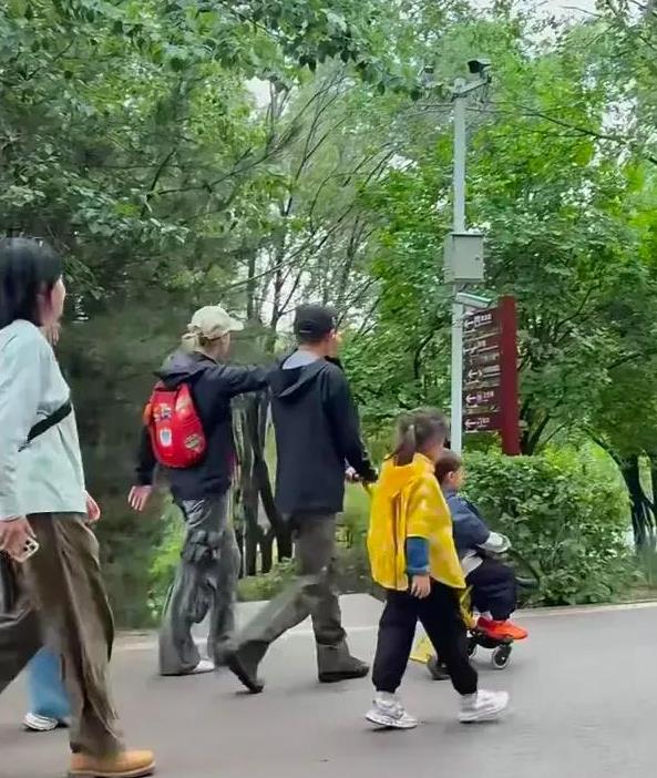 撒贝宁一家游敦煌莫高窟