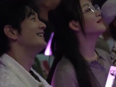 陈梦黄晓明一起看岳云鹏演唱会 陈梦戴着眼镜随节奏晃头的画面被网友调侃“高智感拉满”！
