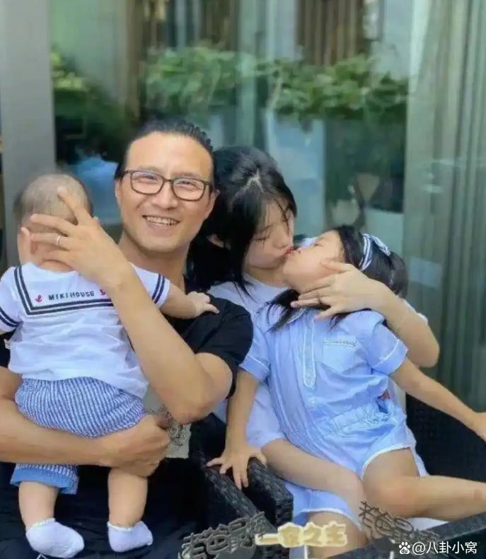 汪峰罕见带4娃同行 次女表情拘谨