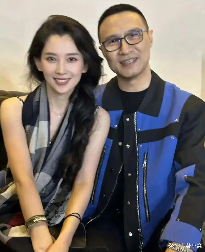 汪峰罕见带4娃同行 次女表情拘谨