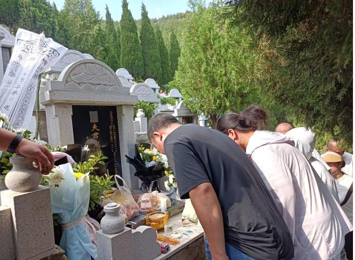 救下一家三口后牺牲的小伙下葬