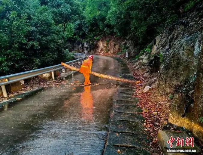 台风“竹节草”在浙江舟山登陆