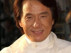 71岁成龙老花严重 拍戏看不清道具 网友：这成龙是‘老花眼’吗？连字都认不清。