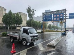 终于了解郑州多路段积水严重有汽车被困水中 暴雨致交通受阻