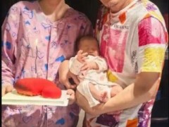 58岁歌手光头李进与小25岁妻子生子 究竟咋梗？