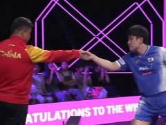 张本智和夺冠后再与王皓握手 究竟咋梗？