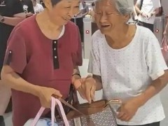 108岁老人高铁站接78岁女儿被疑造假 该视频的拍摄者是老人的外孙女！