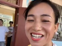 开学日家长开心到失去表情管理 究竟咋梗？