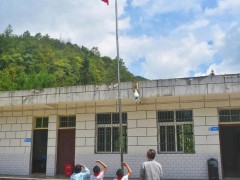 全校3个孩子1名老师升旗高唱国歌 李西年已在教育岗位上扎根34年