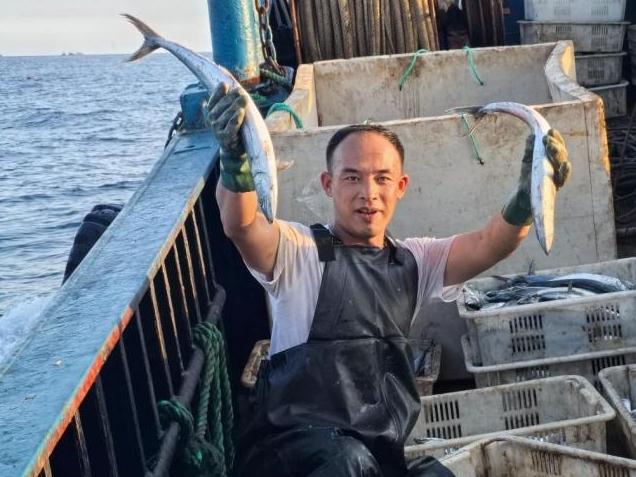 开海第一网捞8000斤 船长合不拢嘴