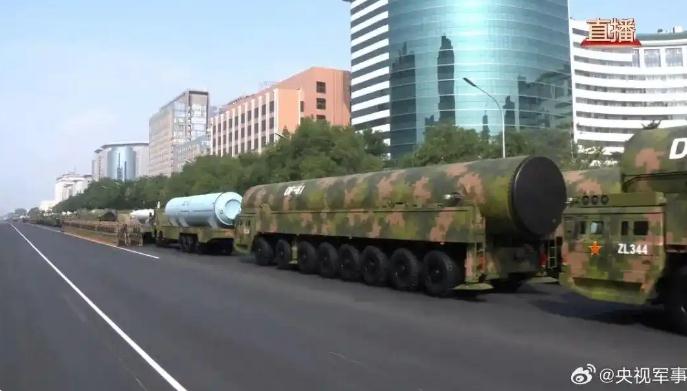 DF61导弹亮相阅兵场