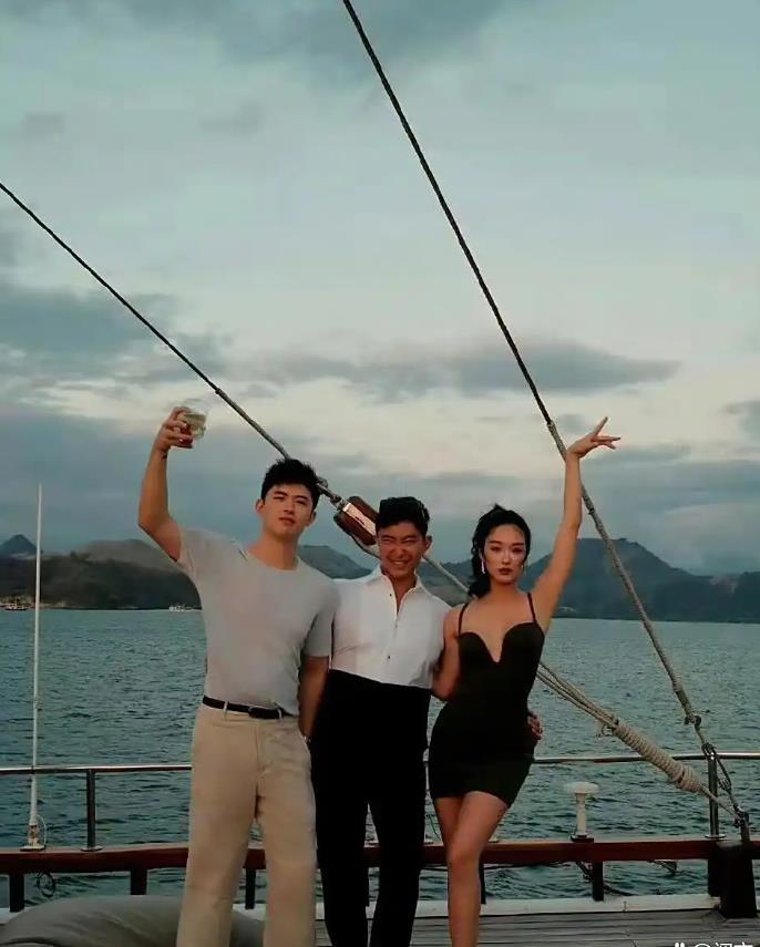 杨采钰首晒豪门老公合照 
