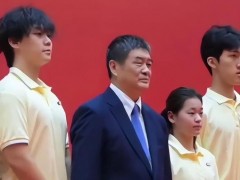 全红婵开学典礼站C位授章 全红婵扎辫子亮相开学典礼！（图）