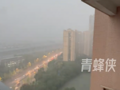 电闪雷鸣!成都凌晨突降大暴雨 究竟咋梗？
