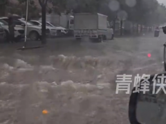 大连暴雨:水没过台阶 开车似开船 究竟咋梗？
