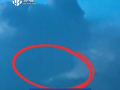 女子拍闪电意外拍到不明黑影 类似“视觉奇观”并非首次发生！