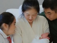 乔杉和妻子莫丹发文官宣三胎得子 乔杉的两个女儿也罕见曝光，似乎三人共用一张脸！