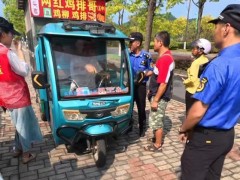 冒牌鸡排哥连人带车被劝返 未报备遭拒
