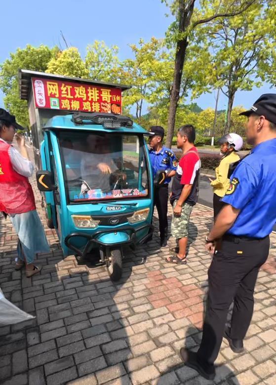 冒牌鸡排哥连人带车被劝返