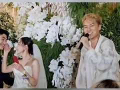 吴克群现身新人婚礼现场唱歌并随礼  究竟咋梗？