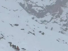 珠峰东坡暴雪有人员已出现失温症状 救援行动紧急展开