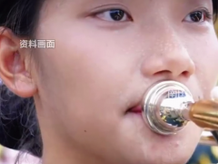19岁姑娘在阅兵上担任长号手