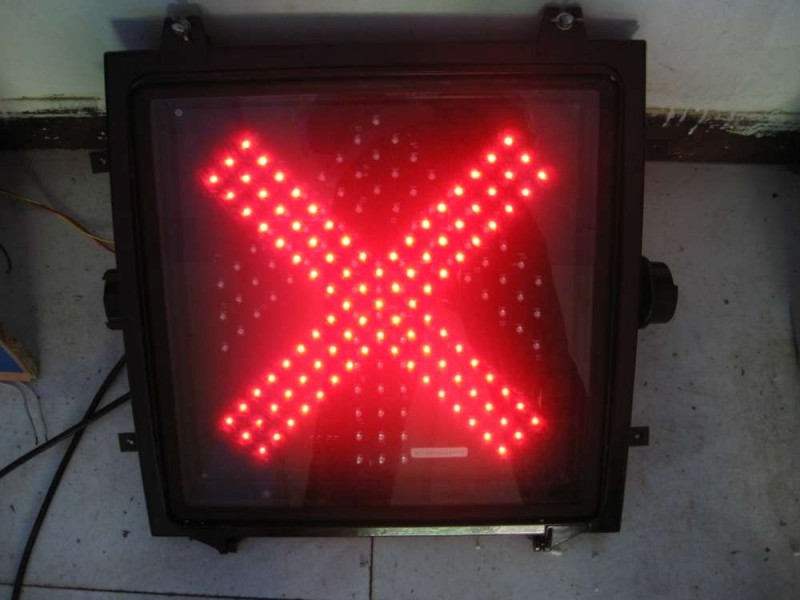 红叉绿箭头车道指示器