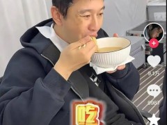 黄晓明晒增肥过程 腹肌变大肚腩 究竟咋梗？