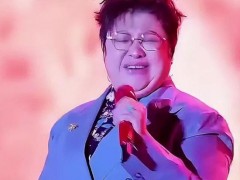 韩红举办演唱会用山东话互动 乡音无改感动全场