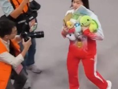 观众为全红婵下起“娃娃雨” 一场普通人对梦想的集体告白！