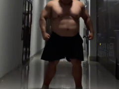 340斤男生展示8块腹肌走红 网友惊叹：“这是现实版许褚。”！