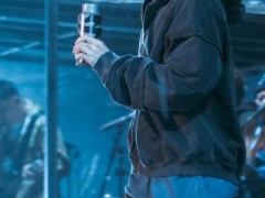 45岁谢霆锋演唱会上掏出保温杯 究竟咋梗?