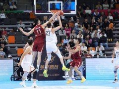 余嘉豪隔扣后上演关键三分 助浙江挺进总决赛