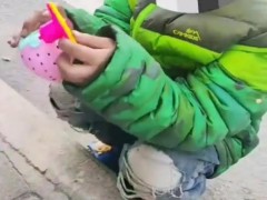 西安7岁女孩寒风中穿凉鞋路边捡吃的 究竟咋梗？