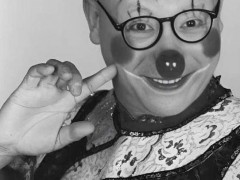 78岁艺术家舞台倒地后逝世 究竟咋梗?