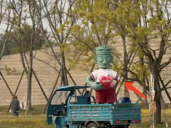 三星堆一青铜造型雕塑被游客掰断 公共设施需共同爱护