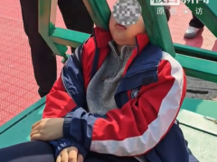 男孩脑袋被篮球架夹住 消防员救援