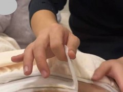 丈夫帮剖宫产妻子换药看到伤口泪崩 真挚情感触动人心