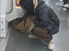 用围巾擦地女子收到新围巾 善行温暖全城(图)