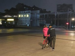 上门教成年人骑车 800元定价引热议 成人学车需求凸显(图)
