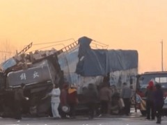 货车出事故货物遭哄抢 现场有人劝阻 视频引发热议（图）